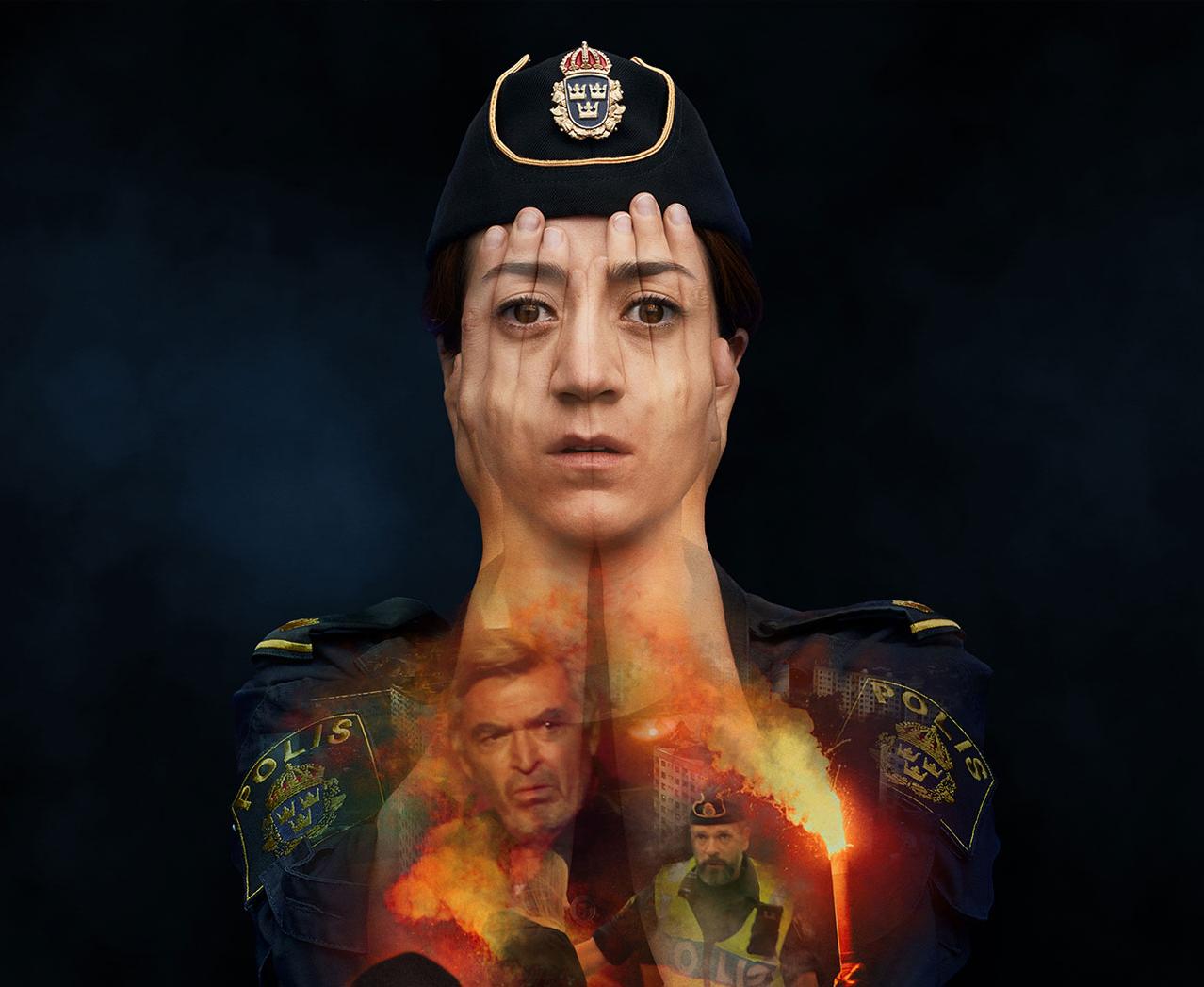 Porträtt på skådespelaren Gizem Erdogan i rollen som Leah från Tunna blå linjen med händerna framför ansiktet
