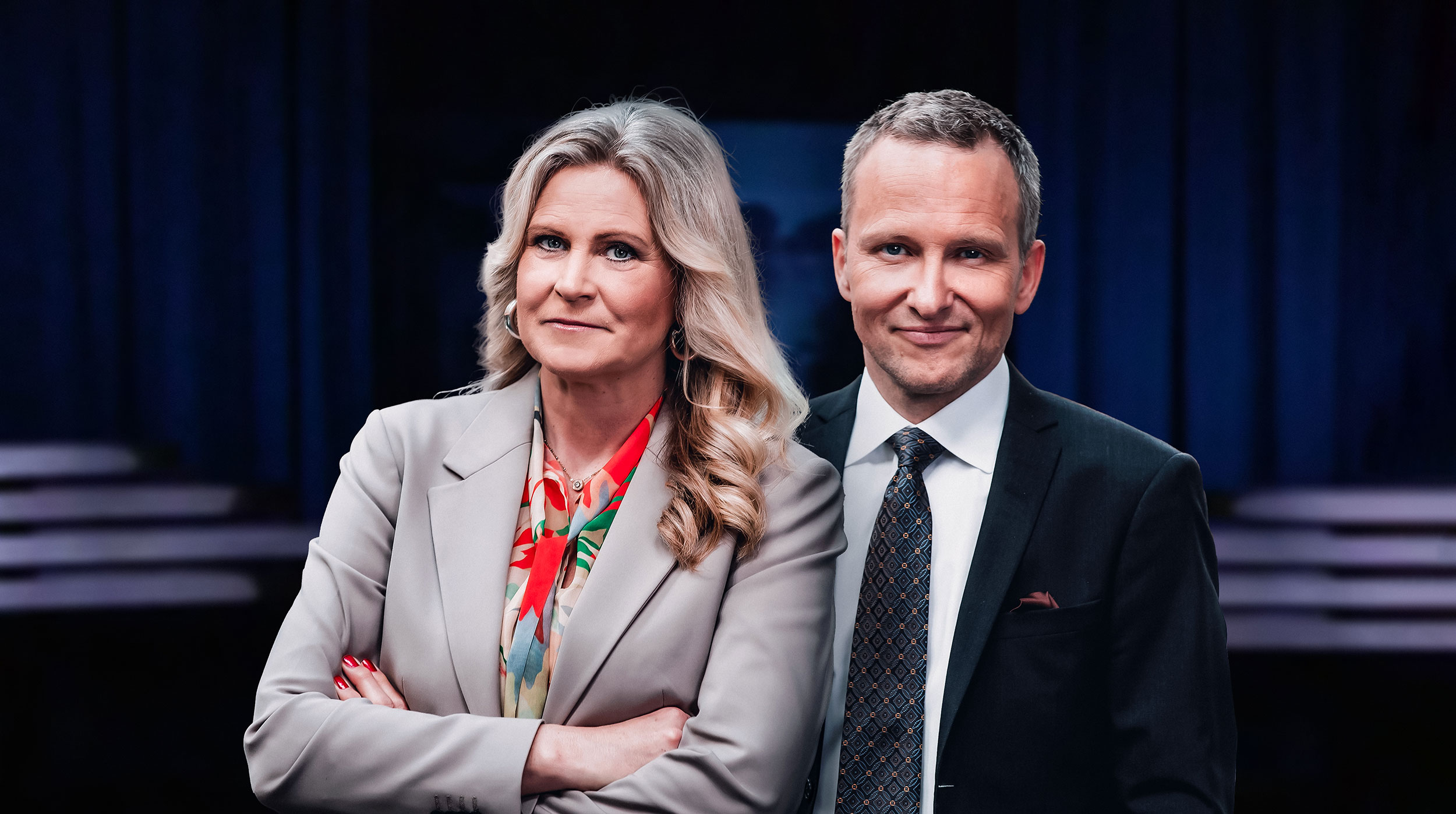 Programledarna Anders Holmberg och Camilla Kvartoft i programmet Agenda, inför partiledardebatten.